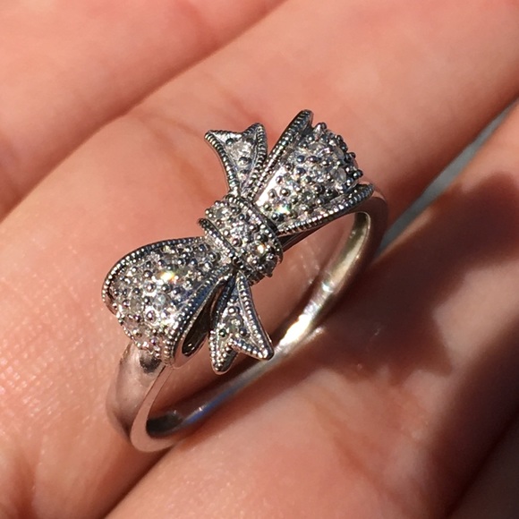10k Solid White Gold Diamond Bow Ring - Picture 4 of 16
